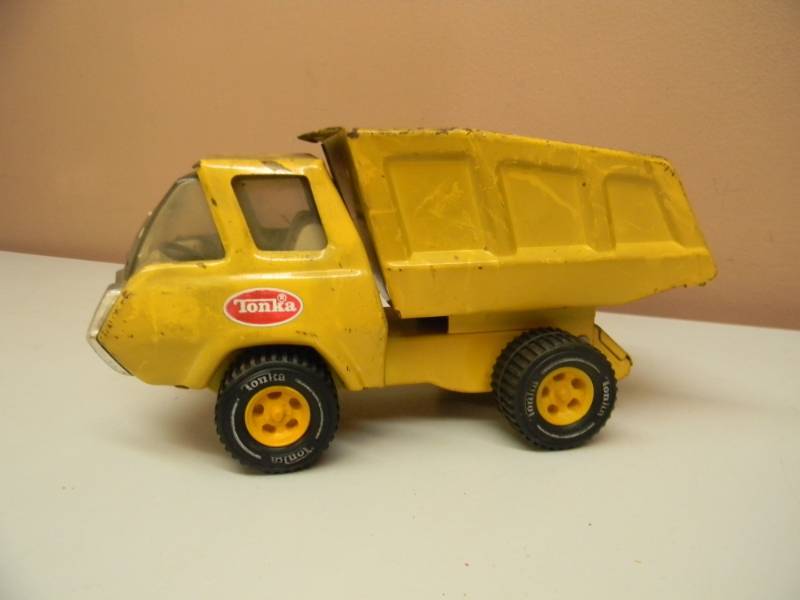 lot 32 image: Vintage Tonka Dump Truck Pressed Steel 9 Yellow - USA - SEE PICTURES