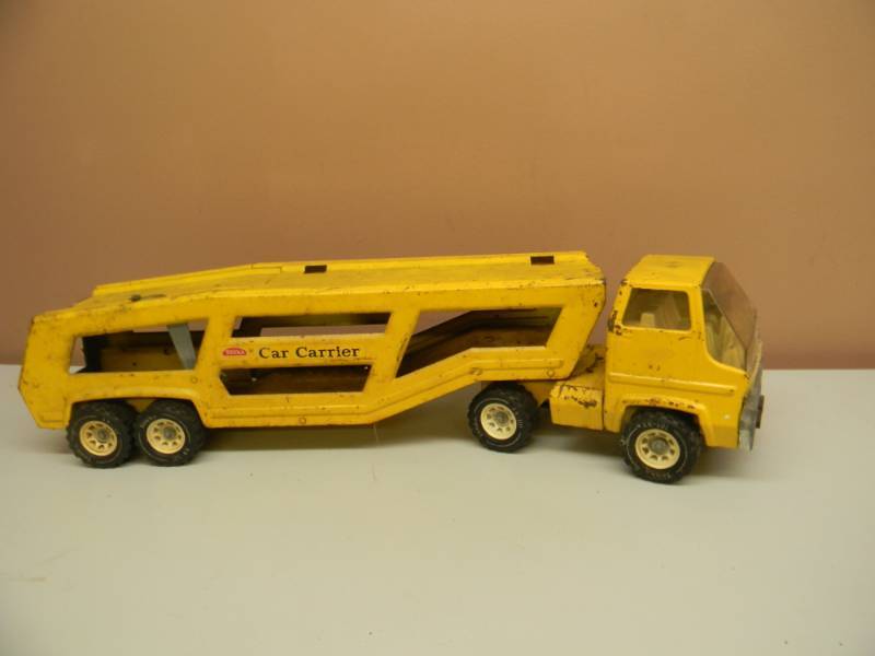 lot 33 image: VINTAGE TONKA CAR CARRIER YELLOW LARGE SEMI & TRAILER - SEE PICTURES