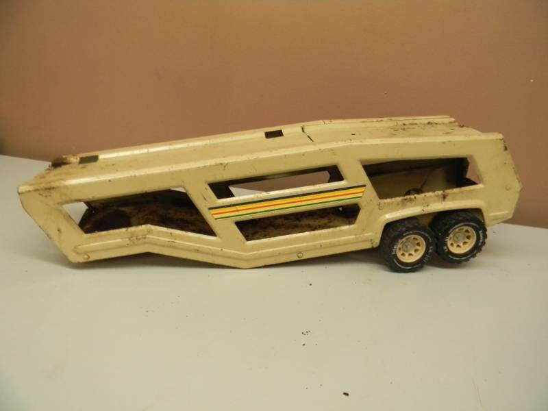 lot 39 image: Vintage 1970s Tonka Car Carrier Pressed Steel w ramp - Trailer XR-101 wheels - RARE COLOR - SEE PICTURES