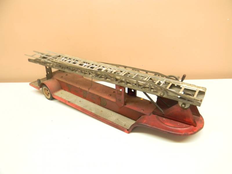 lot 43 image: Vintage Tonka TFD Fire Department Pressed Steel Aerial Ladder Fire Trailer - SEE PICTURES