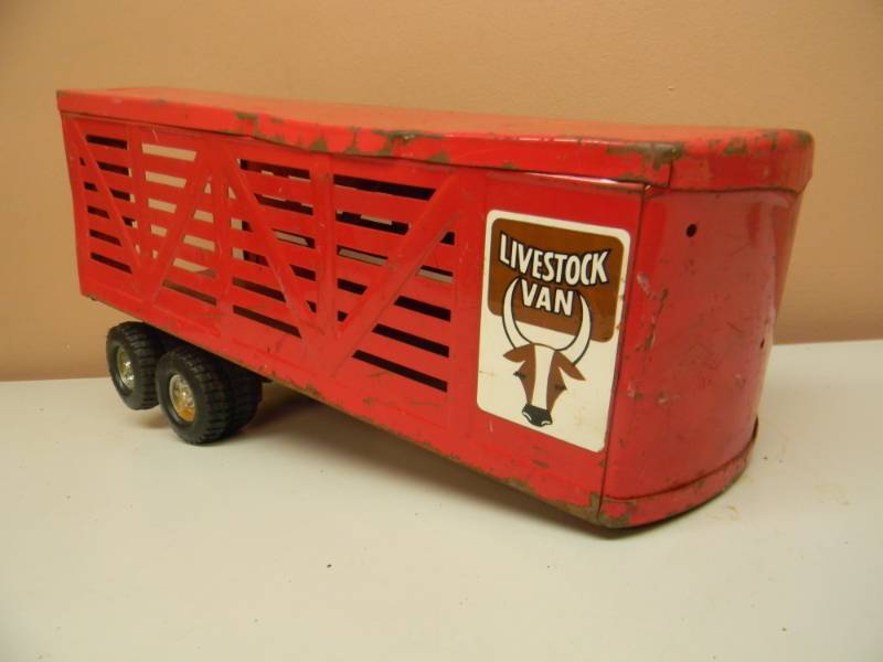 lot 47 image: VINTAGE ERTL SEMI TRACTOR TRAILER LIVESTOCK VAN - RED - SEE PICTURES