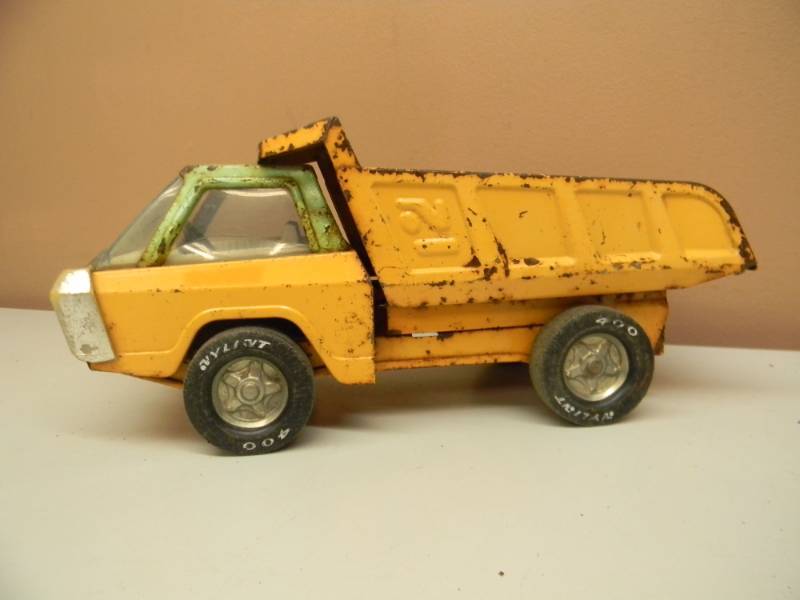 lot 48 image: VINTAGE NYLINT DUMP TRUCK - ORANGE 2 TONE - SEE PICTURES
