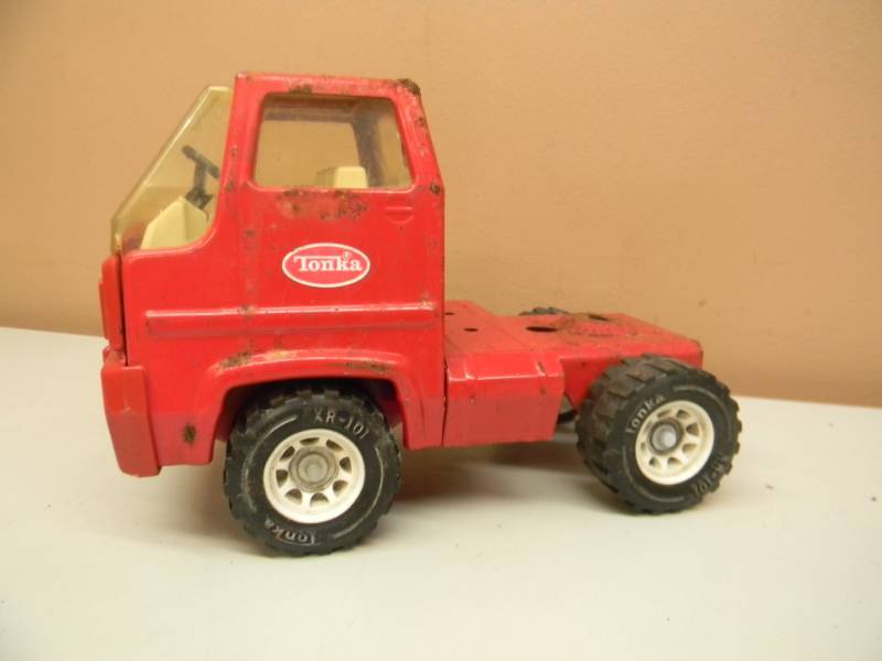 lot 49 image: VINTAGE TONKA XR-101 SEMI TRUCK CAB - RED - SEE PICTURES