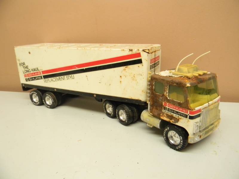 lot 56 image: VINTAGE 1970s NYLINT GENUINE SHURE SEMI & TRAILER - SEE PICTURES