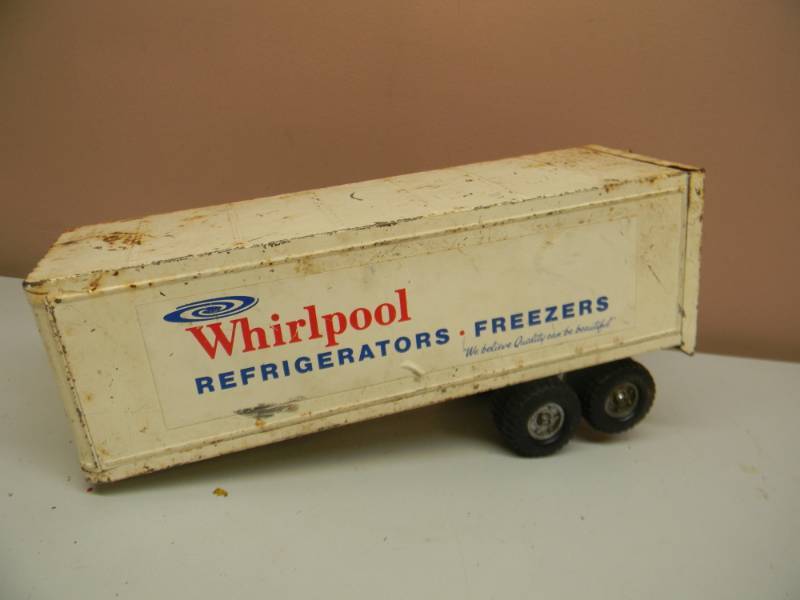 lot 58 image: VINTAGE ERTL WHIRLPOOL REFRIGERATORS  FREEZERS - SEMI TRAILER - VERY RARE - SEE PICTURES
