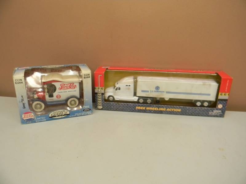 lot 65 image: ROAD RIG FREE WHEELING ACTION SEMI & TRAILER - C.H. ROBINSON WORLDWIDE INC. ADVERTISING PIECE - RARE COLLECTIBLE - IN BOX - WITH GEARBOX PEPSICOLA GOOD YEAR COIN BANK 1912 FORD - IN BOX - SEE PICTURES