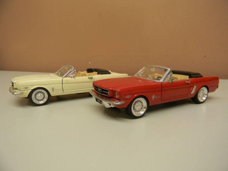 lot 73 image: 2 - VINTAGE SS7711 1964 12 FORD MUSTANG DIE CAST - CREAM, RARE & RED - SEE PICTURES