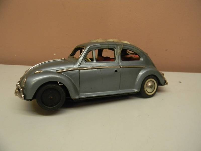 lot 74 image: Rare vintage battery powered VOLKSWAGEN tin toy car made in Japan - MISSING 1 TIRE UNTESTED - AWESOME RARE PIECE - ALL HUB CAPS ARE WITH CAR - SEE PICTURES