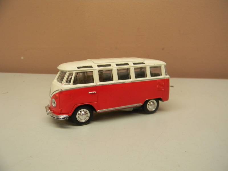 lot 75 image: MAISTO VOLKSWAGEN VAN SAMBA  DIE CAST 140 SCALE - SEE PICTURES