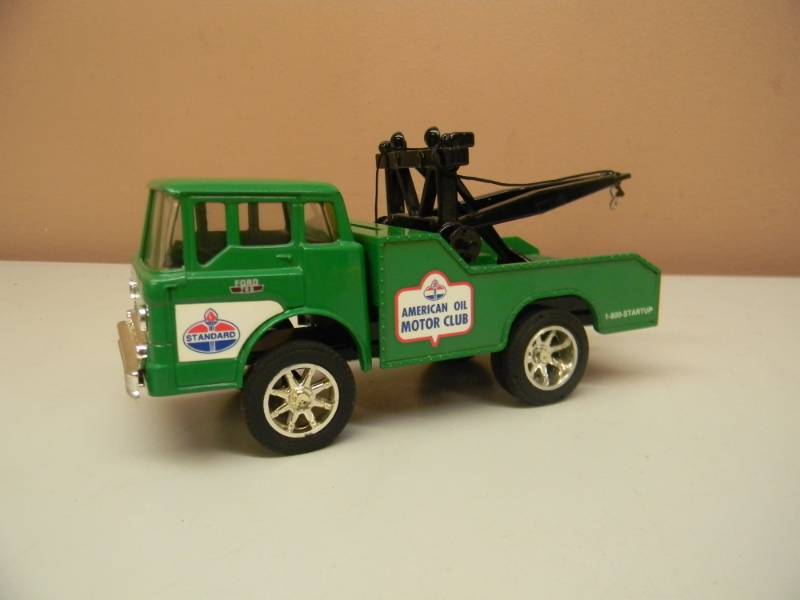 lot 77 image: ERTL - STANDARD OIL MOTOR CLUB  AMOCO FORD 700 COE TOW TRUCK  WRECKER - DIE CAST BANK - SEE PICTURES