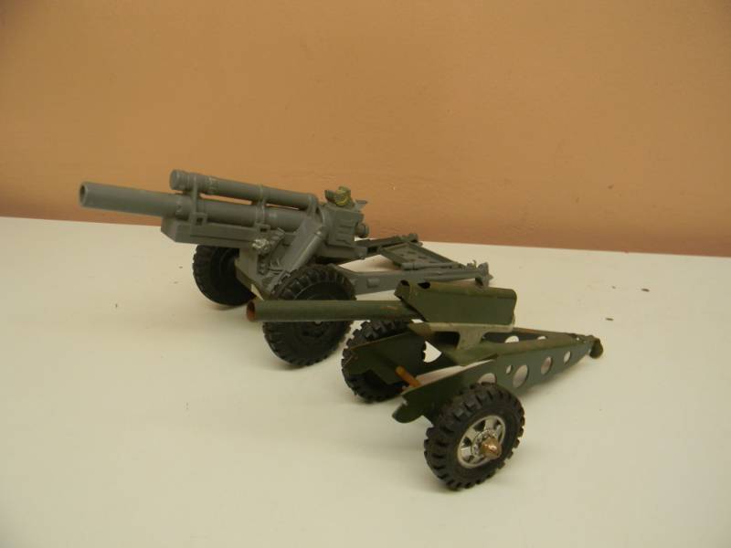 lot 79 image: VINTAGE BUDDY L PRESSED STEEL TOW BEHIND ARMY CANNON WITH VINTAGE LUMAR CANNON GRAY PLASTIC U.S. Army Marines Toy Cannon Field Artillery Howitzer - SEE PICTURES
