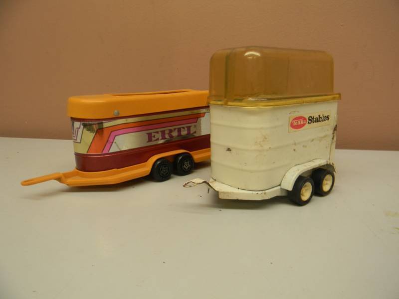 lot 82 image: VINTAGE TONKA STABLES HORSE TRAILER & VINTAGE ERTL HORSE TRAILER - SEE PICTURES