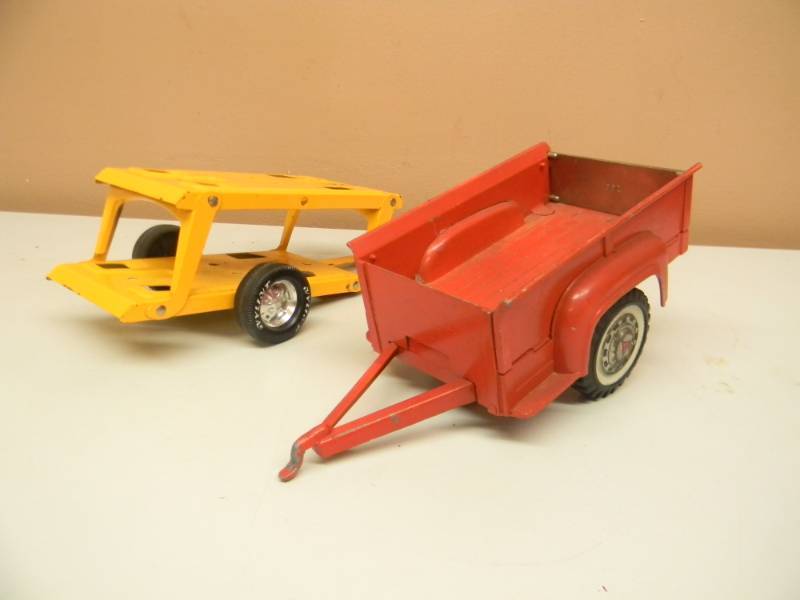 lot 83 image: VINTAGE NYLINT DOUBLE DECKER COLLAPSIBLE CAR TRAILER & VINTAGE HUBLEY TRAILER WTAILGATE - BOTH OPERATIONAL - AWESOME SET - SEE PICTURES