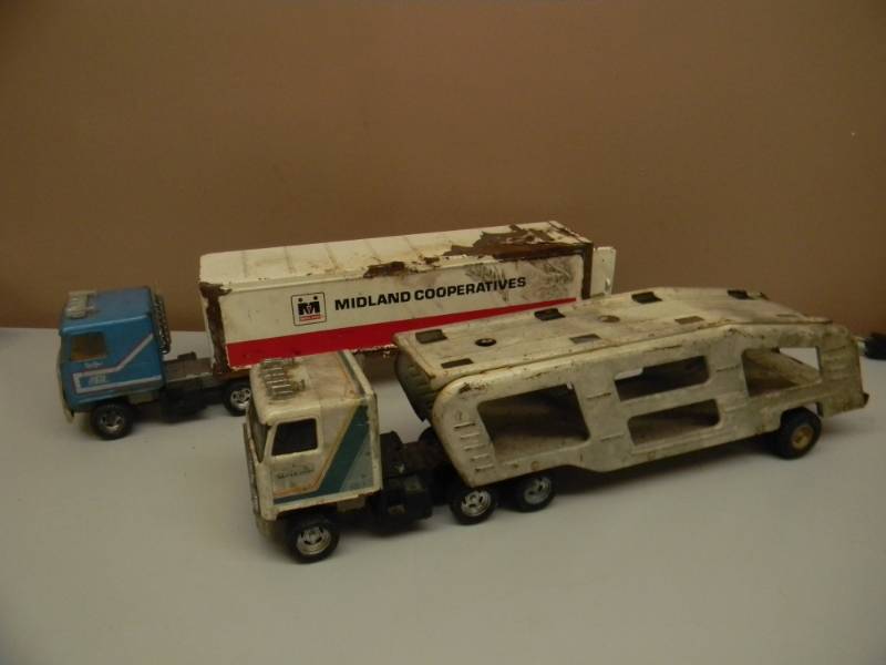 lot 85 image: VINTAGE ERTL PETTY ENTERPRISES SEMI TRUCK - LO-TEMP SEMI TRUCK - MIDLAND TRAILER - TONKA CAR HAULER TRAILER - SEE PICTURES