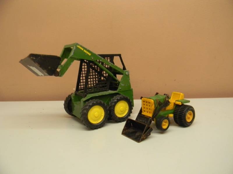 lot 87 image: VINTAGE ERTL JOHN DEERE BOBCAT LOADER - 8 LONG - WITH TONKA SCOOP TRACTOR - SEE PICTURES