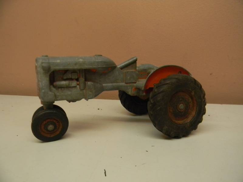 lot 89 image: VINTAGE AMERICAN PRECISION PRODUCTS ALLIS CHALMERS CAST FARM TRACTOR - RARE - SEE PICTURES