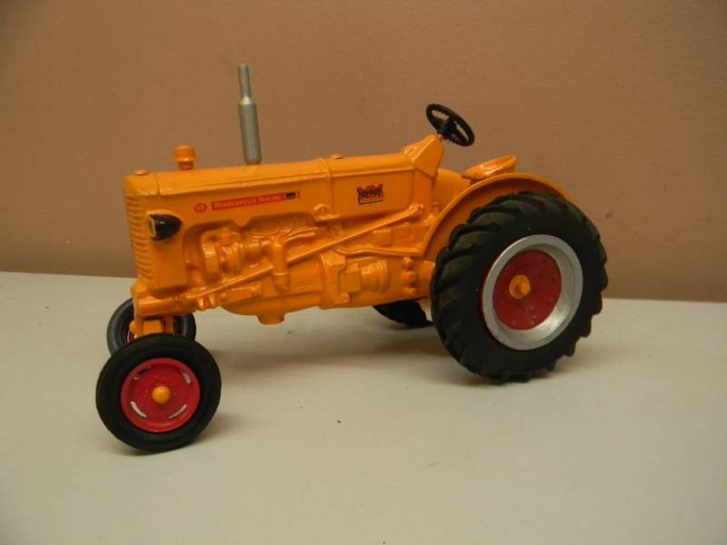lot 95 image: VINTAGE CAST MINNEAPOLIS-MOLINE UB WIDE FRONT TRACTOR - NOS - 116 SCALE - NICE - SEE PICTURES