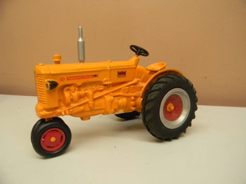 lot 96 image: VINTAGE CAST MINNEAPOLIS-MOLINE UB NARROW FRONT TRACTOR - NOS - 116 SCALE - NICE - SEE PICTURES