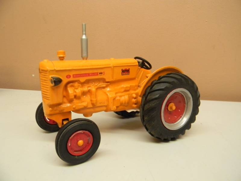 lot 97 image: VINTAGE CAST MINNEAPOLIS-MOLINE U NARROW FRONT TRACTOR - NOS - 116 SCALE - NICE - SEE PICTURES