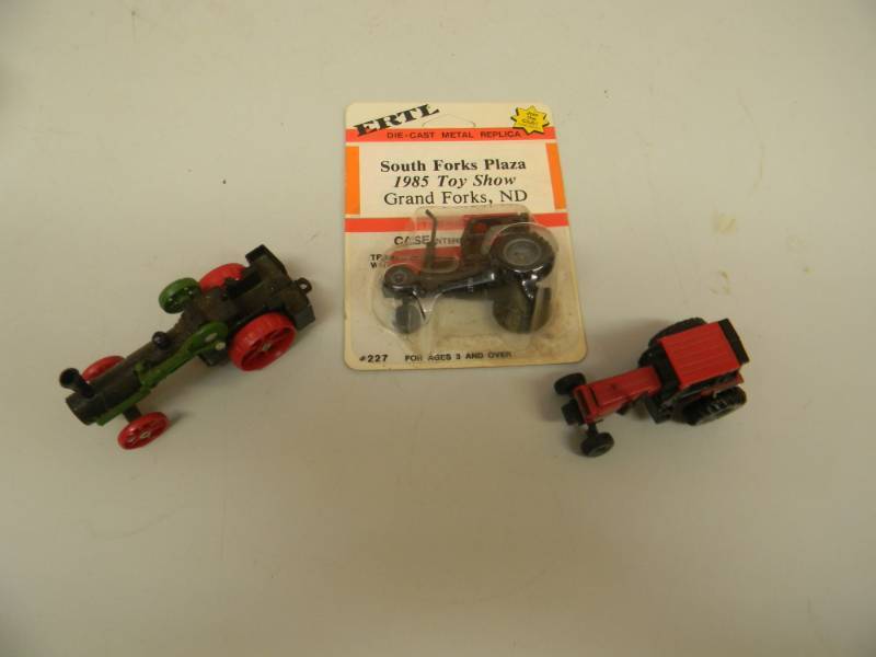 lot 98 image: VINTAGE ERTL 164 SCALE DIE CAST CASE FIRST EDITION, CASE INTERNATIONAL 2594 IN  PACKAGE & 1 OUT OS PACKAGE - SEE PICTURES