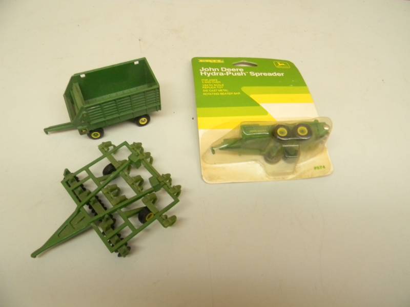 lot 100 image: VINTAGE JOHN DEERE ERTL DIE CAST 164 SCALE FARM EQUIPMENT - SEE PICTURES