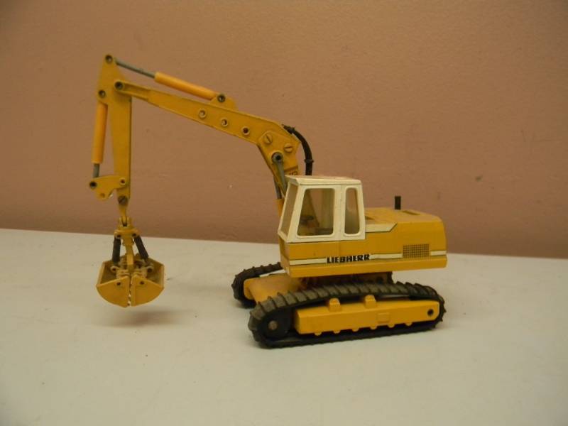 lot 102 image: Vintage Conrad West Germany Liebherr 912 Die Cast Shovel 150 Scale  - AWESOME PIECE - SEE PICTURES