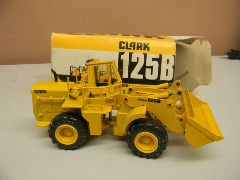 lot 104 image: Conrad 150 CLARK MICHIGAN 125B WHEEL LOADER DOZER SHOVEL #2884 NMIB76 TOP RARE - IN BOX - SELLING FOR $250.00 - SEE PICTURES