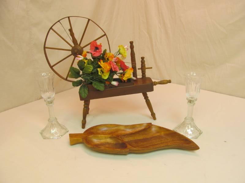 lot 12 image: Wooden serving tray, wooden decreti...