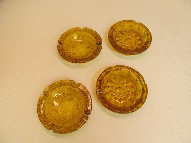 lot 16 image: Group of vintage amber ash trays...