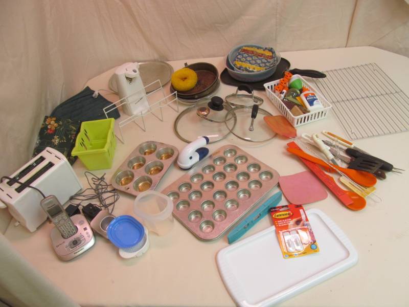 lot 20 image: Baking pans, toaster, can opener, c...