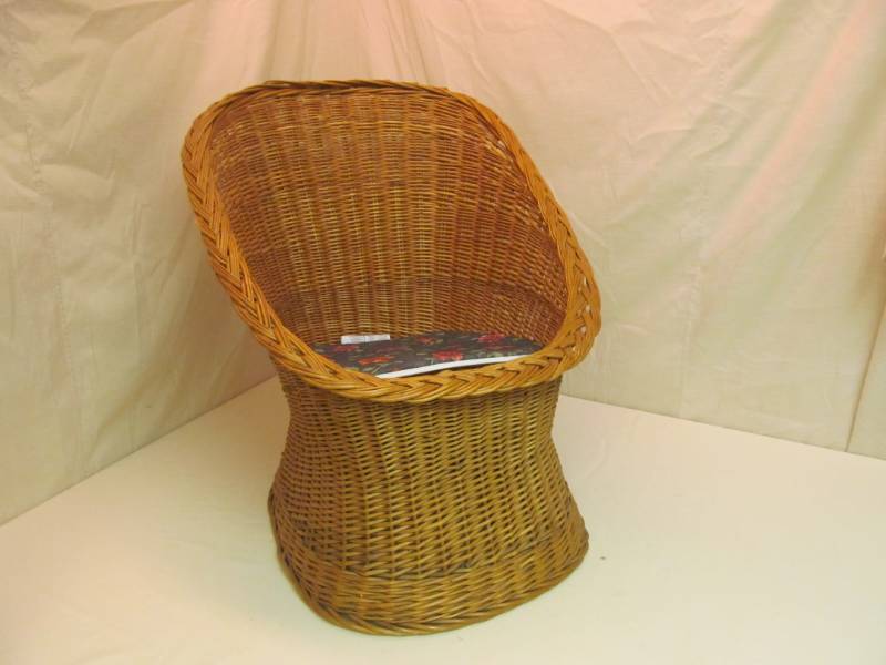 lot 22 image: Wicker patio chair...
