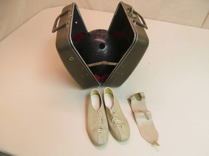 lot 31 image: Bowling ball case, womens 5.5 shoe...