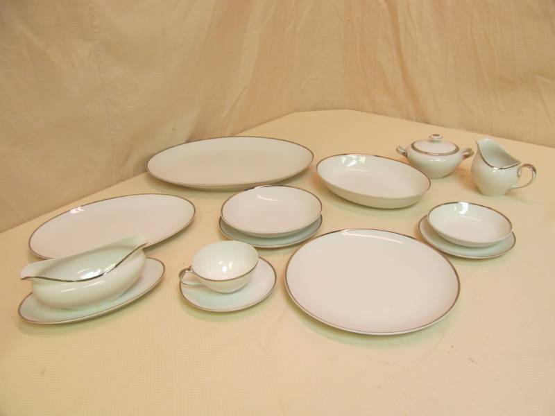 lot 41 image: Harmony House fine china Moderne ...