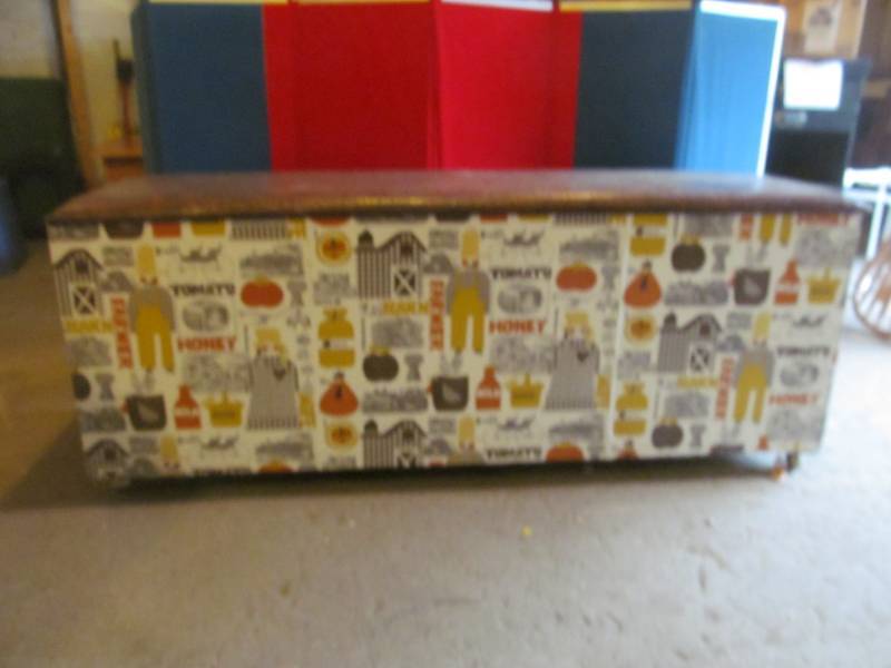 lot 70 image: Large storage chest...