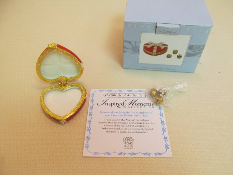 lot 92 image: Inspired moments porcelain heart bo...