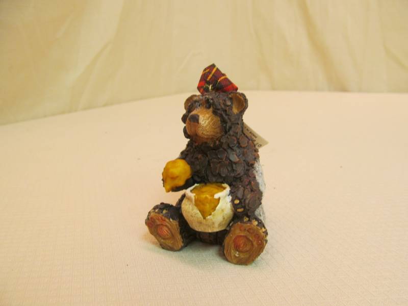 lot 101 image: (96) Bear ornament...