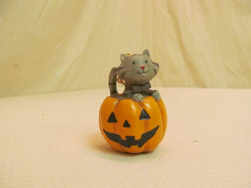 lot 104 image: (144) Halloween pumpkin ornament 3...