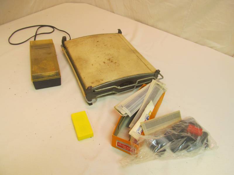 lot 111 image: Group of vintage photo equipment...