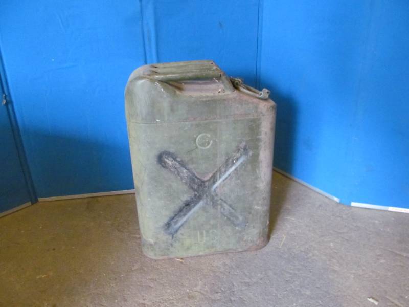 lot 158 image: Military jary can...