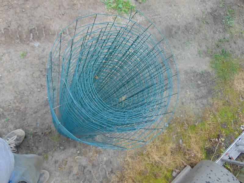 lot 9 image: Roll of 4 Garden Wire