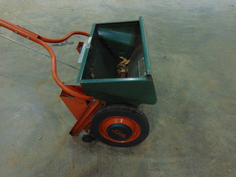 lot 32 image: Spreader