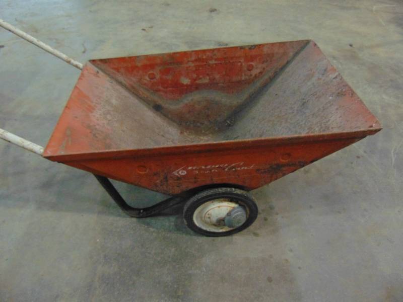 lot 41 image: Radio 3 Cu. Ft Cart