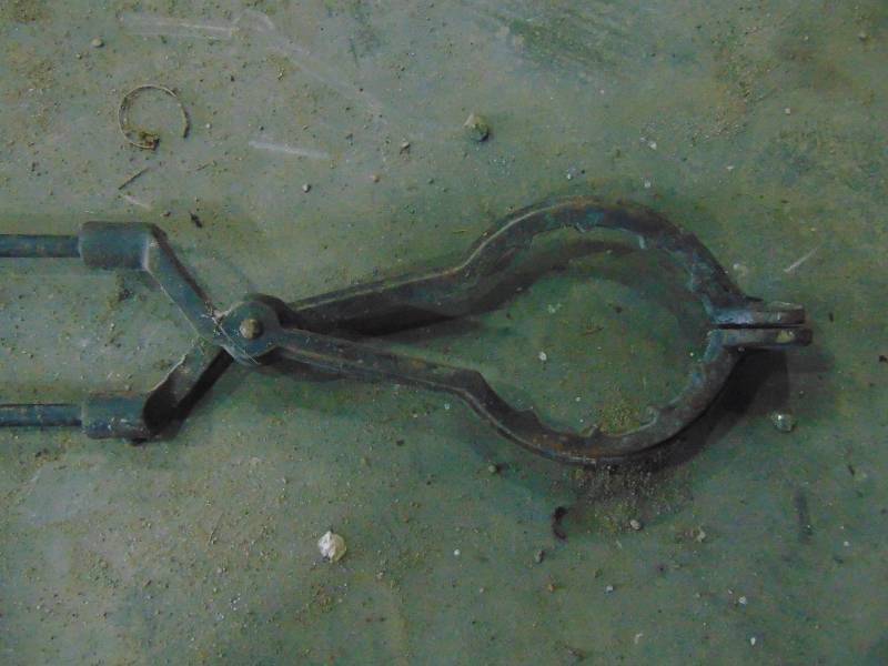 lot 46 image: Log Tongs