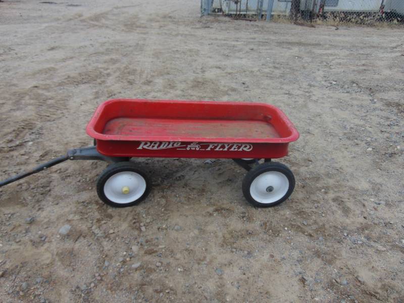 lot 121 image: Radio Flyer Red Wagon