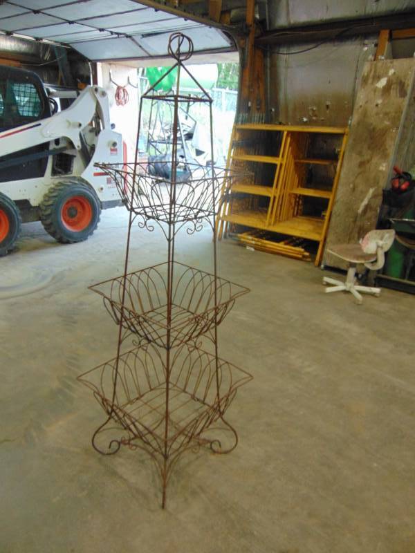 lot 135 image: Wire Decorative Stand