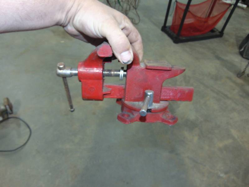 lot 140 image: Small Bench Vise
