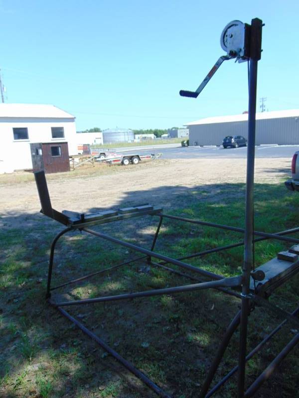 lot 152 image: BoatWatercraft Lift