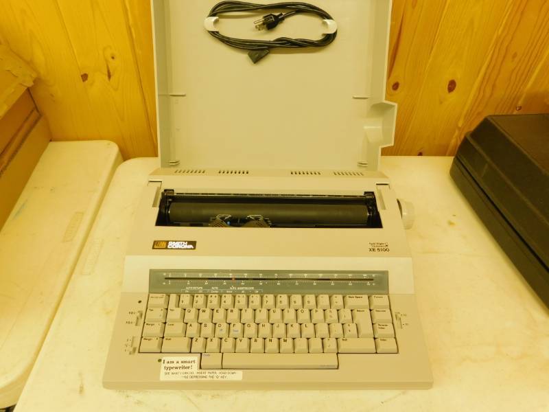 lot 3 image: SMITH CORONA XE 5100 Electric Portable Smart Spell Right Typewriter  Cover