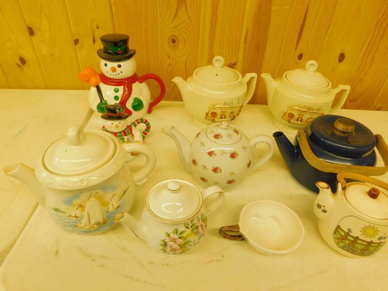 lot 13 image: Lot Of Tea Pots
