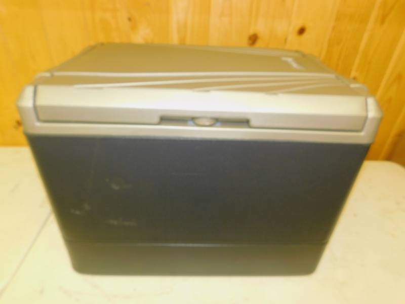 lot 14 image: 40 Qt. Thermoelectric Cooler 12v